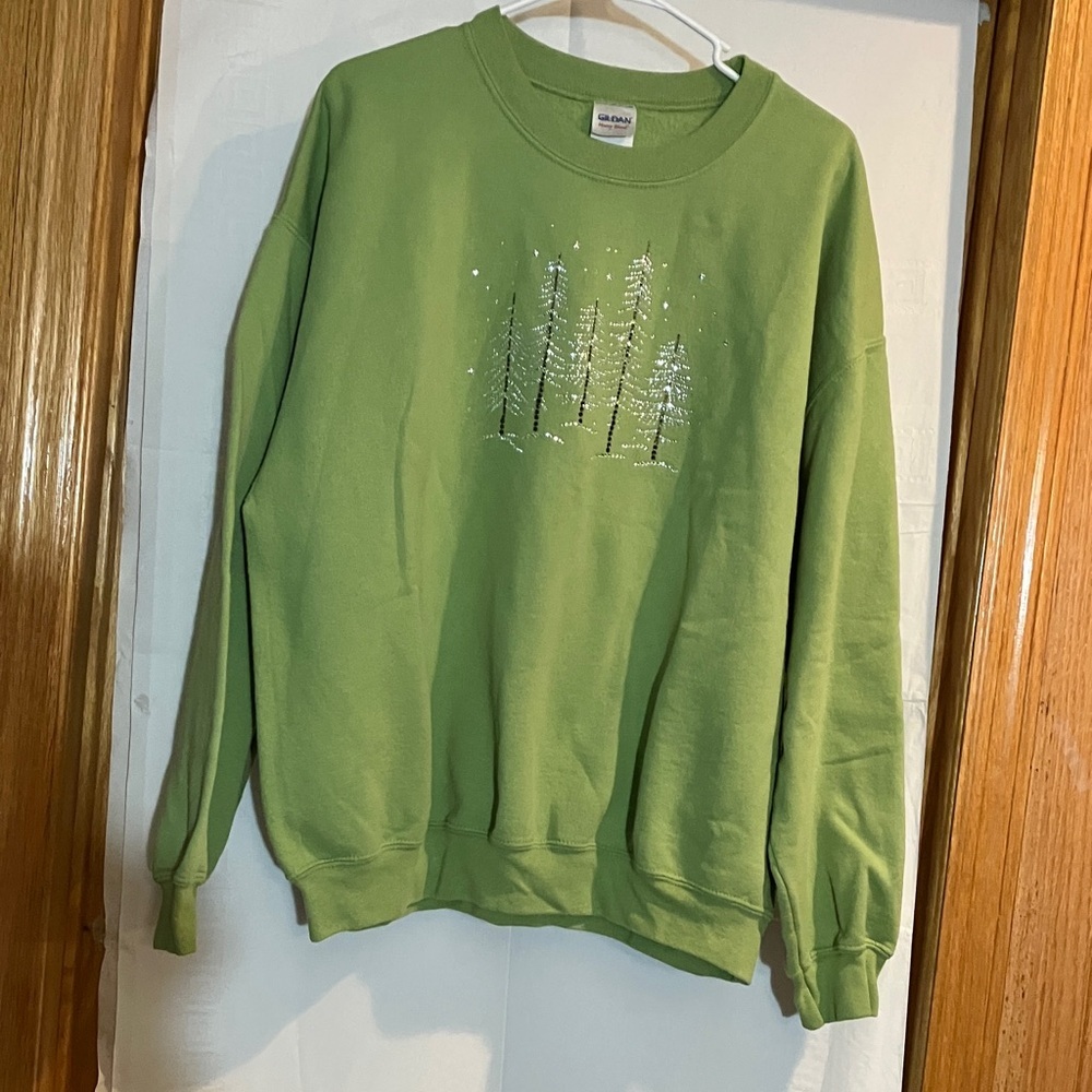 Gildan Heavy Blend Woman’s XL Green Crewneck Pullover Winter Design Sweatshirt
